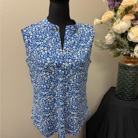 AMANA Tops - NWT Amana Blue Floral Sleeveless Blouse Split Neck Casual Spring Top M
